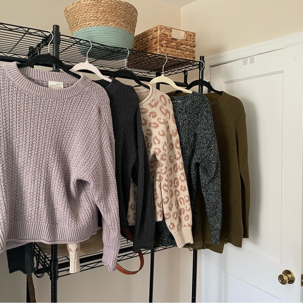 Women’s Crewneck Sweater Bundle - Medium (5 Sweaters)
